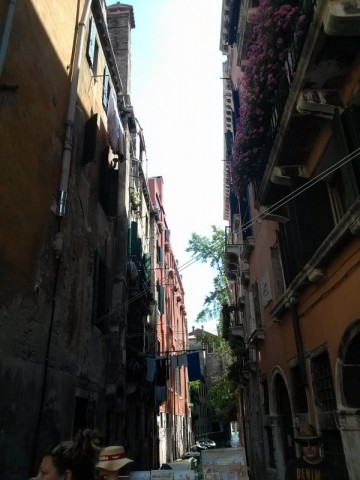 A narrow street